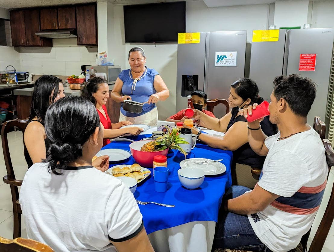 Familias compartiendo una comida